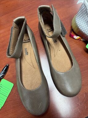Clarks flats size 7.5 // 071027